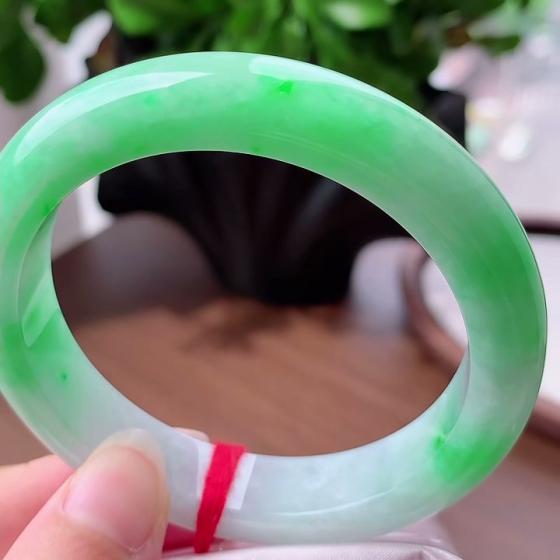 飘阳绿正装翡翠手镯